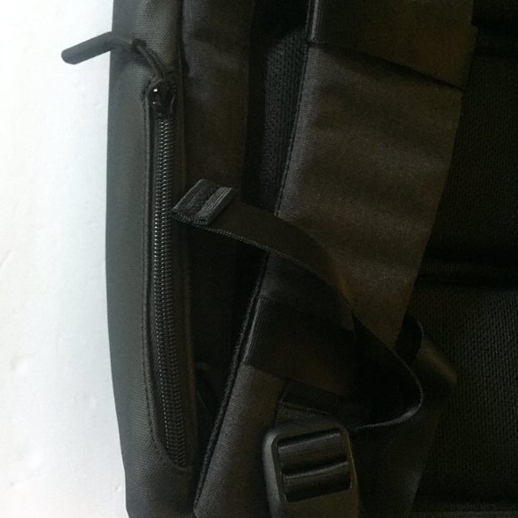 NEW Incase City Black Backpack for MacBook 17'' / iPad 360 Impact - Picture 6 of 13